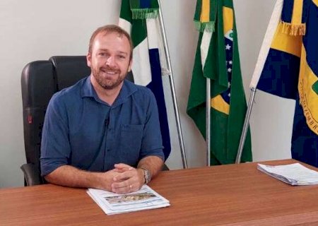 Prefeito volta ao trabalho com tornozeleira, mas suspende expediente por 3 dias