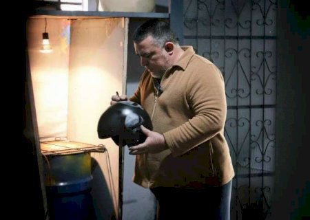 Roberto abriu m&atilde;o de bar para virar artes&atilde;o de capacete