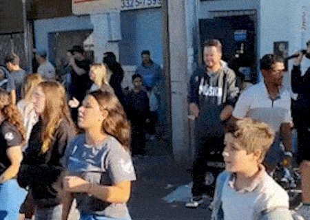 Par&oacute;quia p&otilde;e banda na rua durante confec&ccedil;&atilde;o de tapete: &ldquo;aquecer os cora&ccedil;&otilde;es&rdquo;