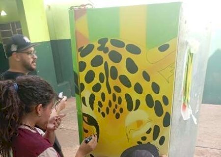 Em escola perif&eacute;rica, professora cria &ldquo;geladeira liter&aacute;ria&rdquo; e reinventa o ensino