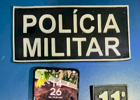 Homem &eacute; levado &agrave; delegacia com celular de v&iacute;tima de duplo homic&iacute;dio
