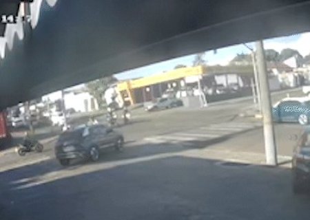 Motociclista em moto esportiva avan&ccedil;ou sinal em alta velocidade antes de morrer