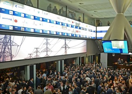 Ibovespa volta aos 174 mil pontos com aposta na Selic, e dólar cai