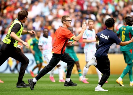 Bélgica x Senegal: jogo da Copa é paralisado por invasão de torcedores ao gramado
