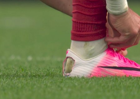 Atacante de Portugal joga com chuteira rasgada contra a Espanha na Copa; veja a imagem