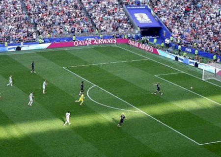 Falha bizarra do goleiro dos Estados Unidos diverte brasileiros na internet; veja reações