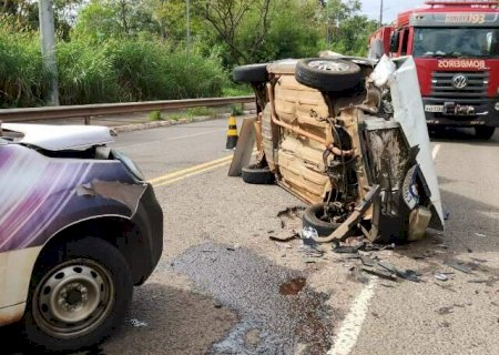 Motorista fica presa &agrave;s ferragens ap&oacute;s carro tombar em colis&atilde;o frontal