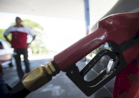 Com nova alta mundial do petróleo, governo mantém desconto na gasolina