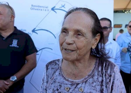 "O pouquinho que eu viver vai ser feliz", diz moradora sobre obra de asfalto