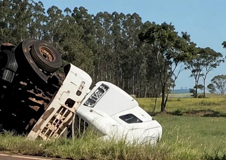 Carreta tomba em curva e motorista morre em rodovia estadual na fronteira