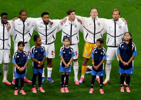 Torcida argentina canta na hora do hino inglês e irrita jogadores da Inglaterra; veja