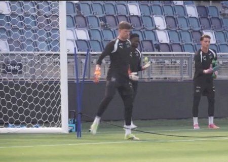 Entenda por que goleiros da Suíça fazem malabarismo com bolas de tênis no treino