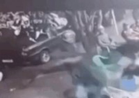 C&acirc;mera de bar registra ataque  a tiros que deixou homem e cunhada feridos