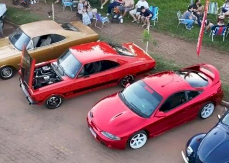 Encontro de carros antigos arrecada brinquedos para o Dia das Crian&ccedil;as