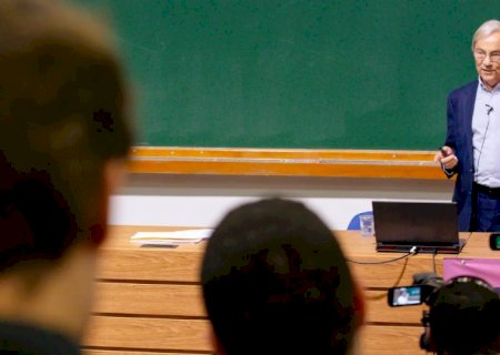 Nobel da economia diz que impacto da IA no emprego é superestimado