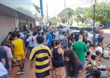 Elimina&ccedil;&atilde;o do Brasil n&atilde;o freou loucura por figurinhas da Copa