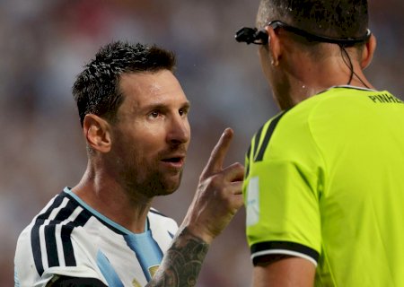Messi se irrita com árbitro durante Argentina x Suíça: "Fale direito comigo"