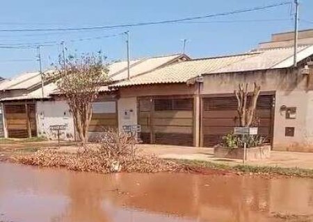 Morador mostra rua ainda alagada 3 dias ap&oacute;s chuva e pede agilidade no asfalto