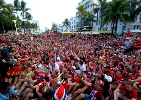Torcida da Noruega invade avenida de Miami e faz enorme remada viking; assista
