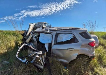 Tr&ecirc;s pessoas morrem em batida entre carros na BR-463