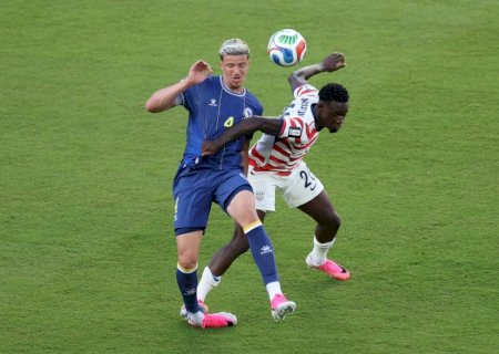 VAR chama, e autor de gol dos EUA é expulso por Raphael Claus após falta dura