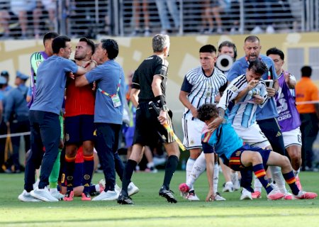 Ibrahimovic detona jogador da Argentina por briga na final da Copa: "Daria uma cabeçada nele"