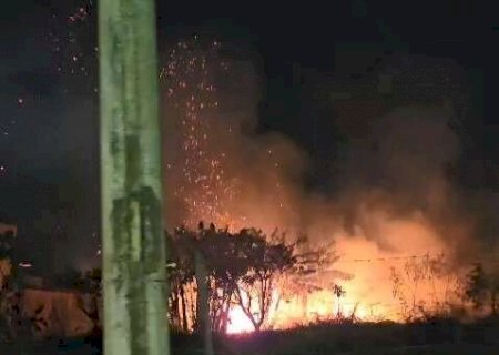 Inc&ecirc;ndio atinge &aacute;rea de mata e forma fuma&ccedil;a densa no Nova Campo Grande