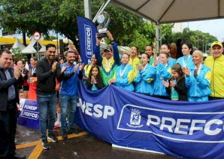 Campe&otilde;es da Corrida do Facho t&ecirc;m atleta-guia de paral&iacute;mpico e bombeira