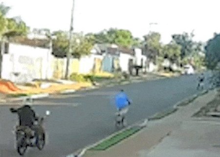 Idoso &eacute; atropelado por motociclista que se filmava com celular