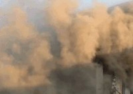 Fogo consome gr&aacute;fica no Nova Lima e fuma&ccedil;a densa cobre a regi&atilde;o