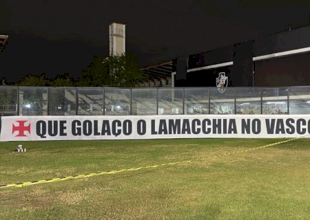 Torcida do Vasco exibe faixa para Marcos Lamacchia em São Januário antes de jogo contra o Vitória