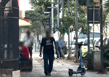 Patinetes mal estacionados viram obst&aacute;culo em cal&ccedil;adas e ciclovias