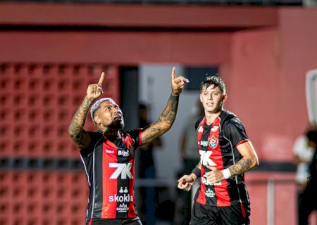 Marinho se emociona com primeiro gol no retorno ao Vitória e brinca: "Pode me botar de goleiro"