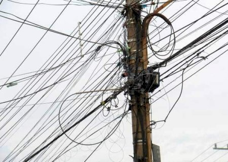Fios emaranhados ampliam preju&iacute;zos e desafiam lei em vigor h&aacute; seis anos