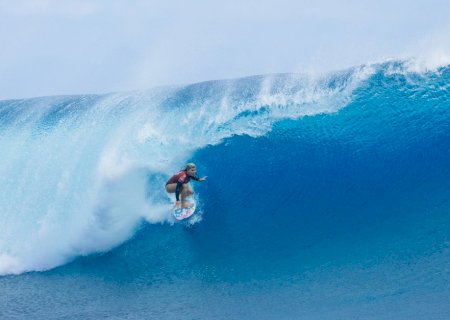 Fenômeno de 19 anos impressiona com tubo perfeito em Fiji e arranca nota 10 unânime; veja