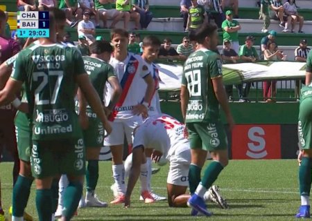 Chapecoense x Bahia: David Duarte passa mal em campo, e jogo é paralisado; assista