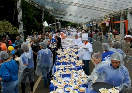 Bolo de 800 kg acaba em 40 min e campo-grandense torce para virar tradi&ccedil;&atilde;o