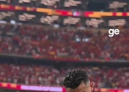 Cristiano Ronaldo exibe "brinquedos" que coleciona em garagem milionária