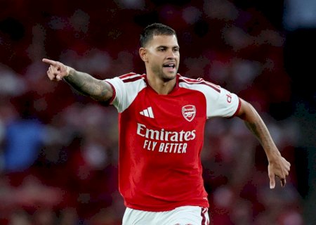 Bruno Guimarães 'procura' faixa de capitão em estreia pelo Arsenal, e vídeo viraliza; veja