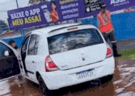 Kwid atola em buraco, fica alagado e motorista perde dia de trabalho