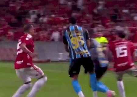 Mercado detona arbitragem e cobra expulsão de Carlos Vinicius no Gre-Nal; veja o lance