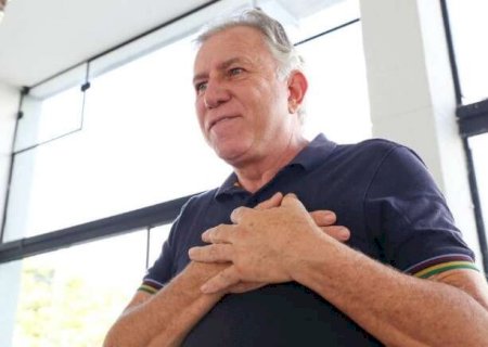 Na fila do banco, ex-deputado antecipa campanha pra prefeitura