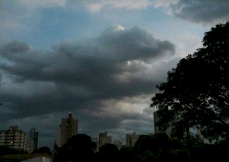 Defesa Civil alerta para tempestade em Campo Grande na madrugada de segunda