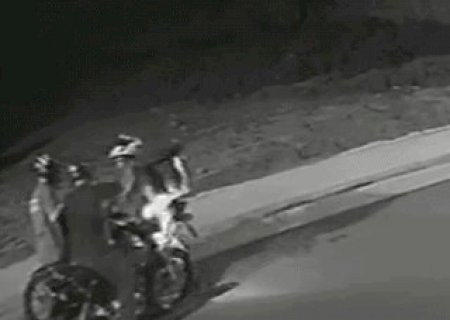 Dupla aborda entregador com rev&oacute;lver e foge com moto e capacete