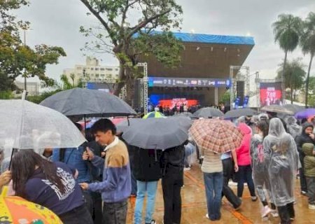 Com chuva para &ldquo;lavar os pecados&rdquo;, programa&ccedil;&atilde;o da Marcha para Jesus &eacute; mantida