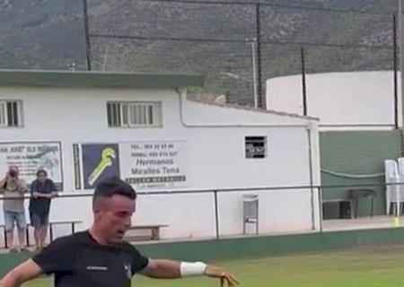 Ex-top 9 se aposenta do tênis e marca dois gols na estreia no futebol