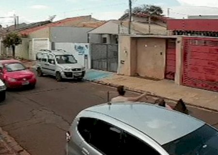 Motorista atinge carro parado, perde retrovisor e foge no Jardim Ant&aacute;rtica