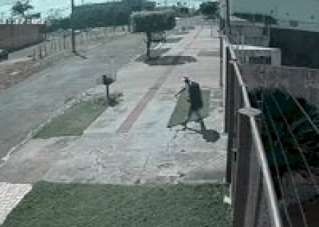 Ladr&atilde;o invade casa e sai com televis&atilde;o nos bra&ccedil;os na Vila Ipiranga