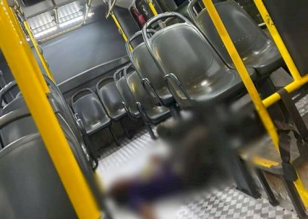 Passageiro desmaia e fica ca&iacute;do entre bancos de &ocirc;nibus na Afonso Pena