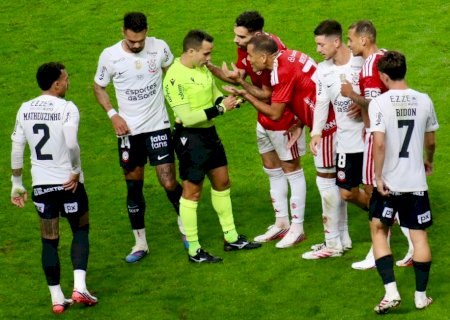 "Você é uma vergonha": árbitro relata na súmula protestos de três funcionários do Corinthians